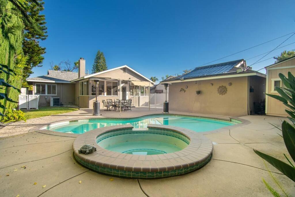 Large Home With Pool + Jacuzzi ロサンゼルス エクステリア 写真