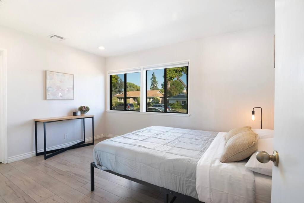 Large Home With Pool + Jacuzzi ロサンゼルス エクステリア 写真